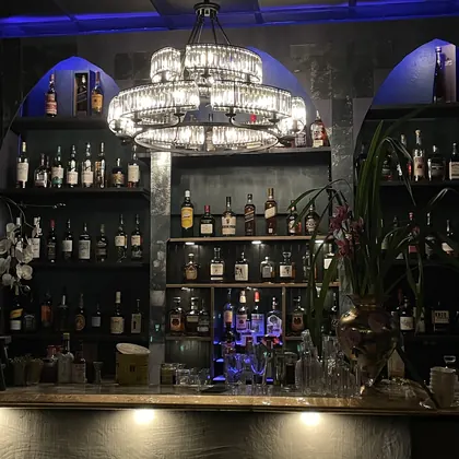 Chapter 4 At Les Amis, business photo 2