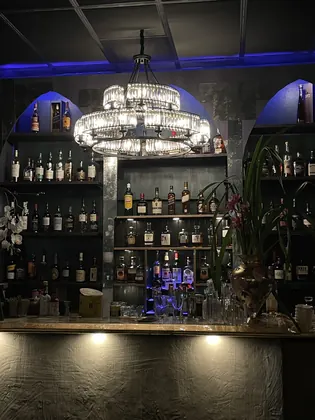 Chapter 4 At Les Amis, business photo 3
